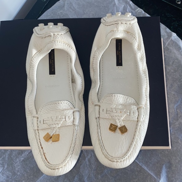 White leather Louis Vuitton moccasins with two gold tassels in the front. - Picture 4 of 12